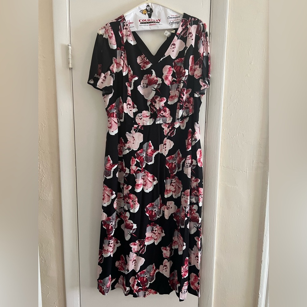 Beautiful and flattering dress!